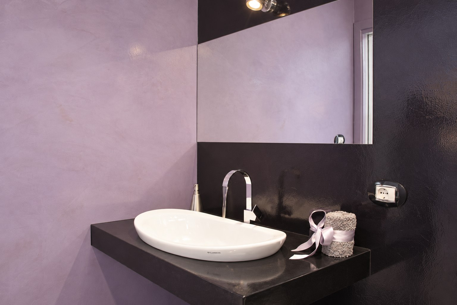 Suite Moderna — Bathroom basin and mirror