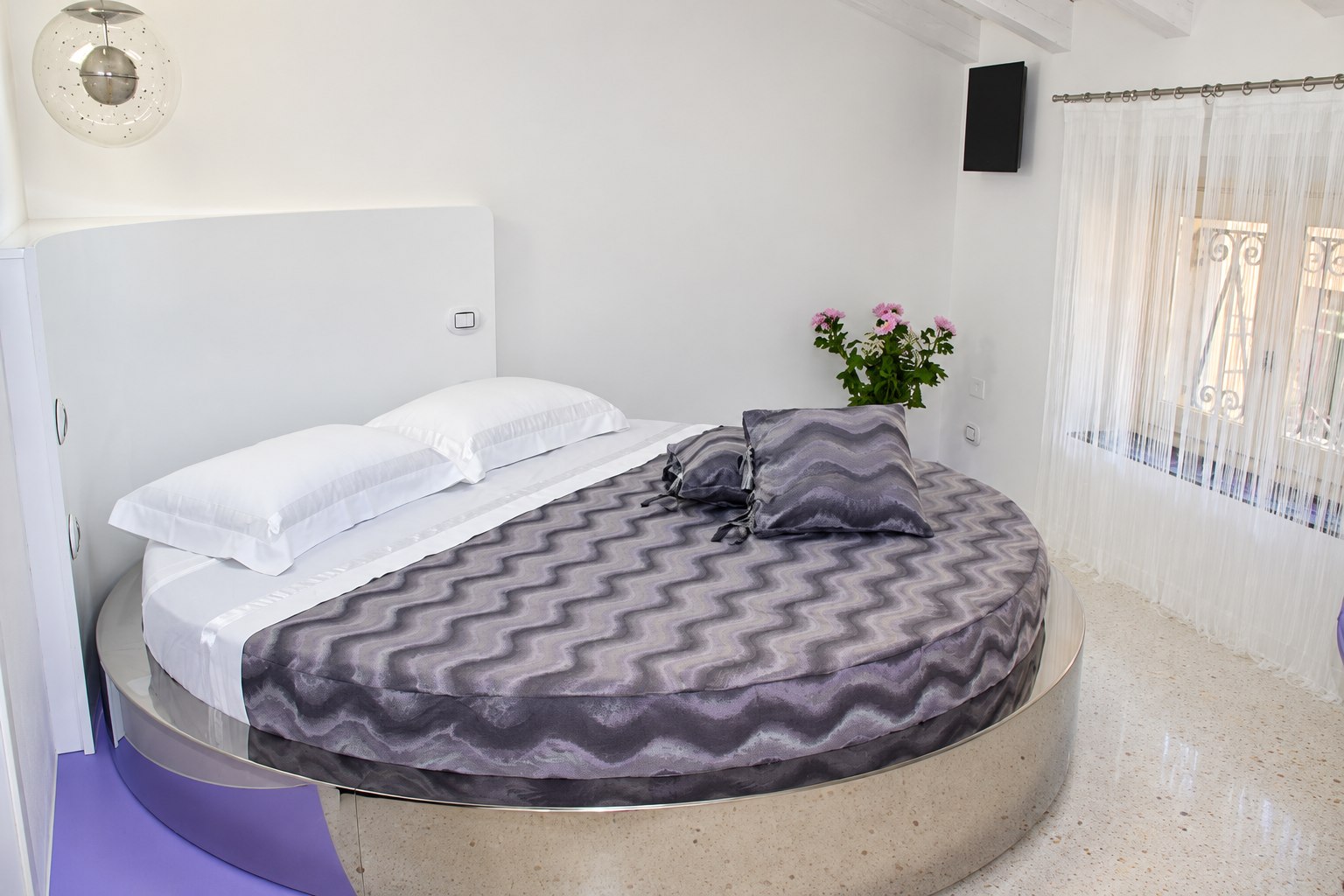 Suite Moderna — Oval bed with grey linen