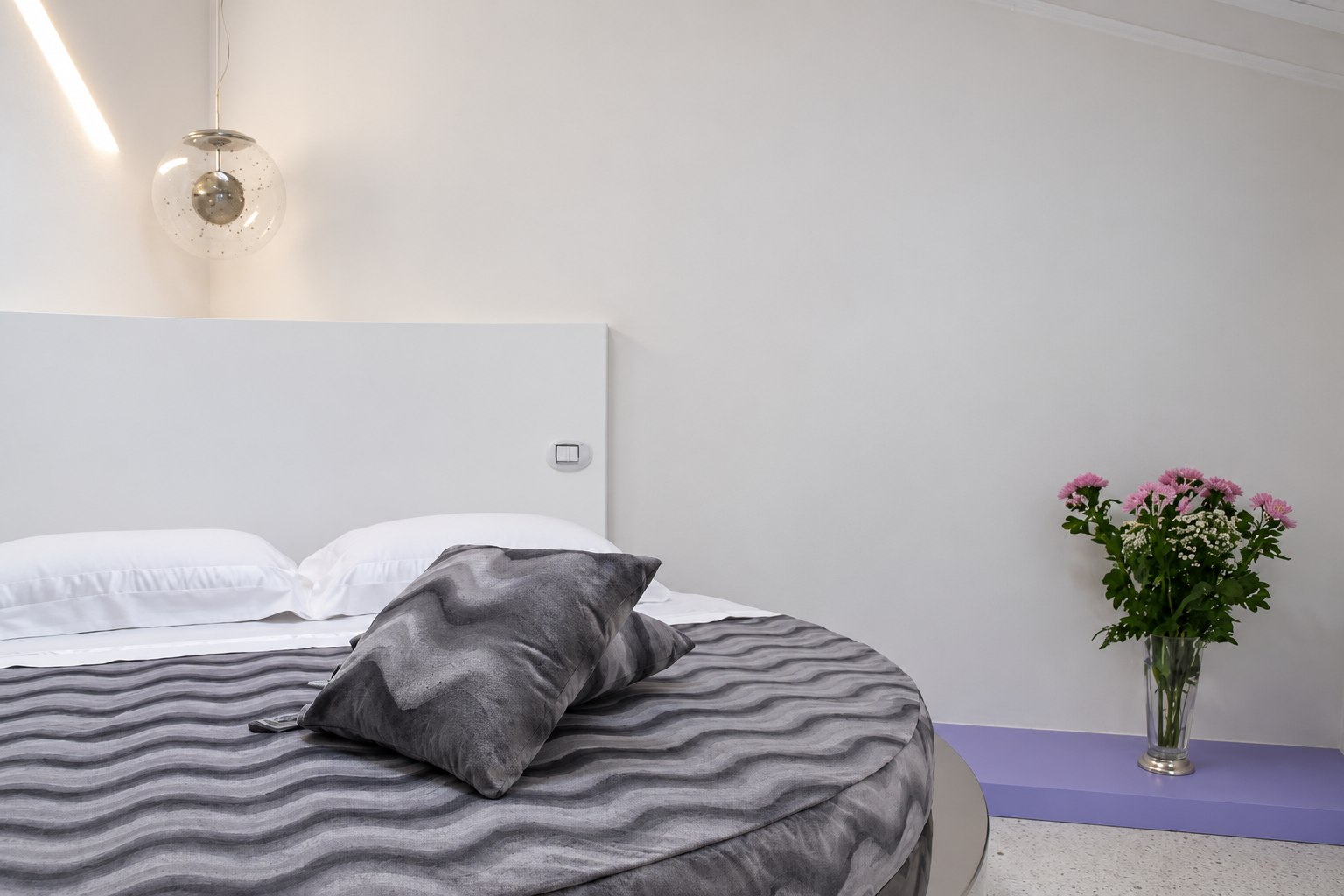 Suite Moderna — Bed and pendant lamp detail
