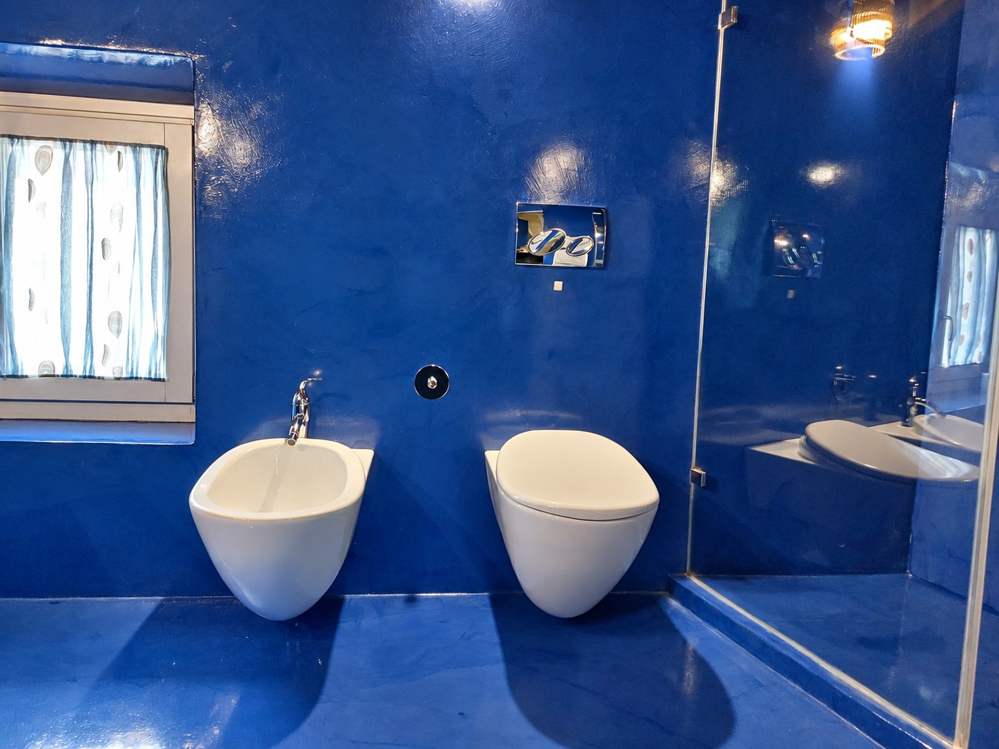 Suite Moresca — Private bathroom with sanitary fixtures and a glass shower screen