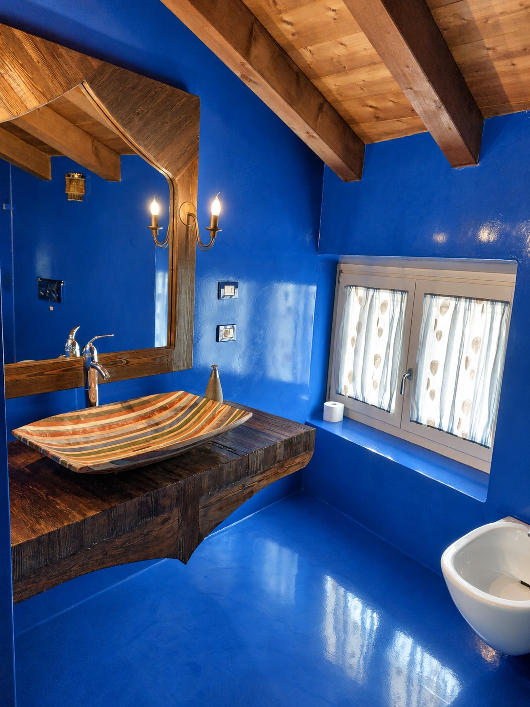 Suite Moresca — Blue bathroom with a striped basin, mirror and wooden beams
